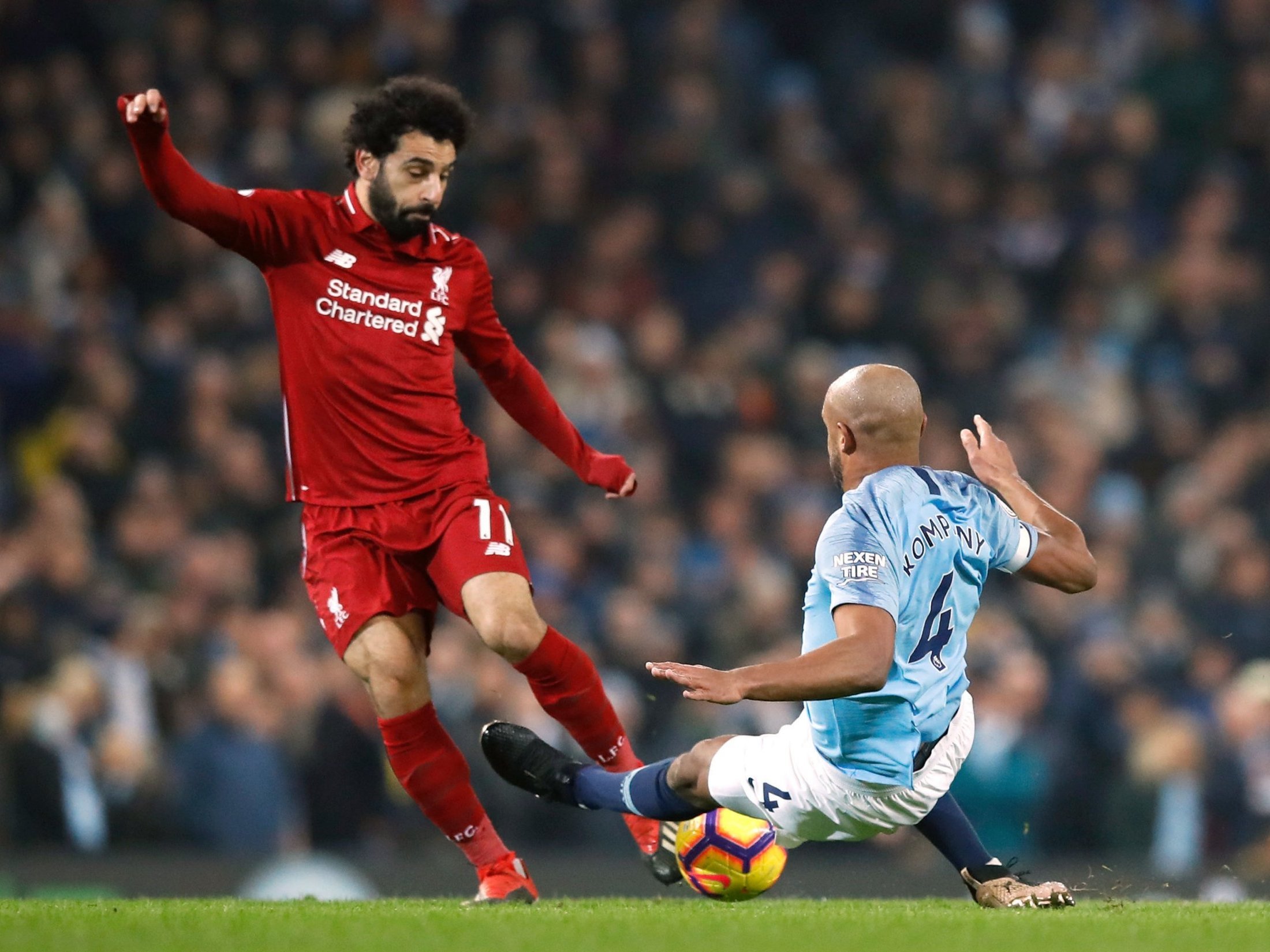 Pha vào bóng nguy hiểm của Kompany với Salah MC