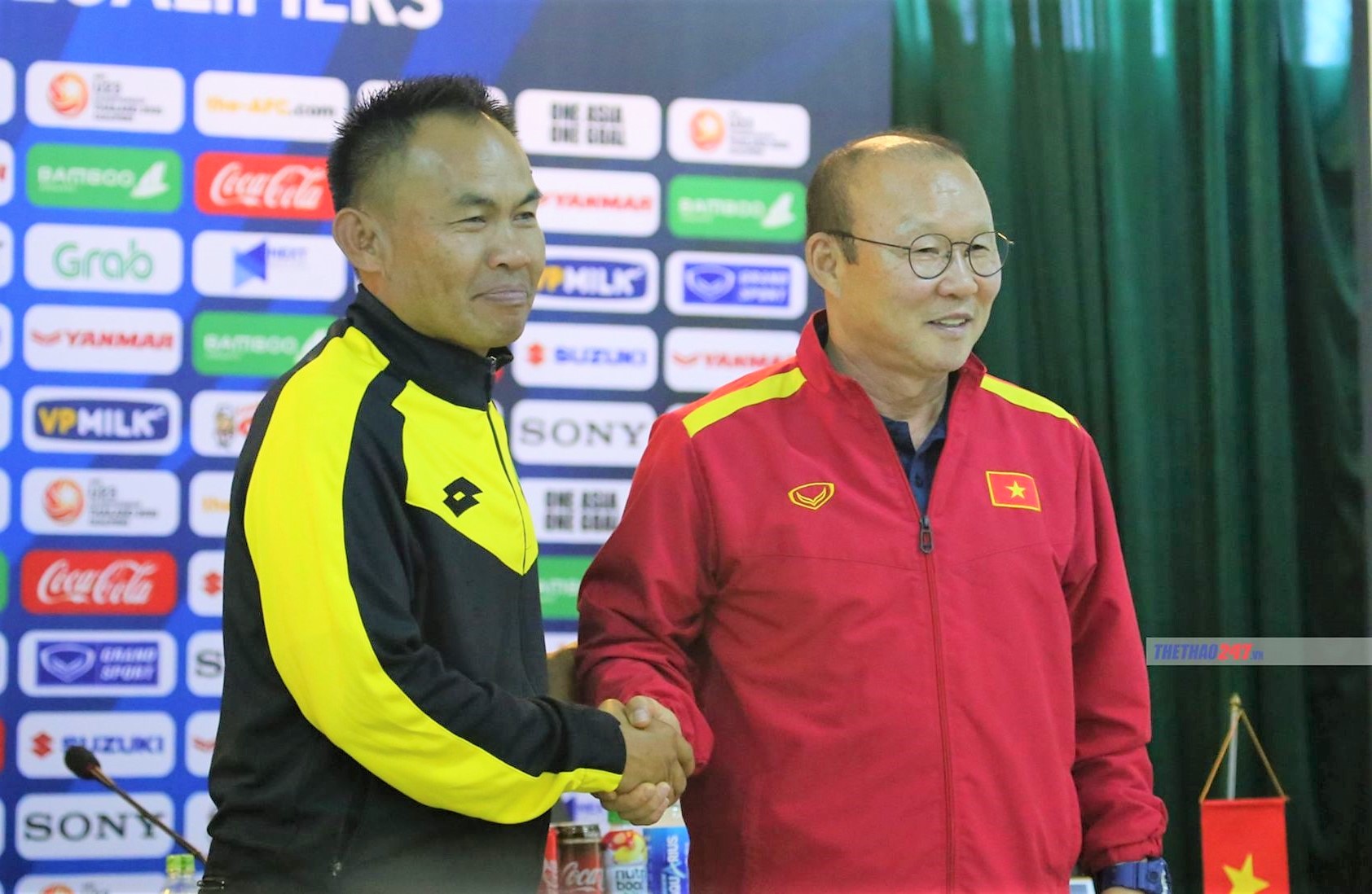 HLV trưởng ĐT U23 Brunei, ông Stephen Ng Heng và HLV Park Hang-seo U23 Việt Nam