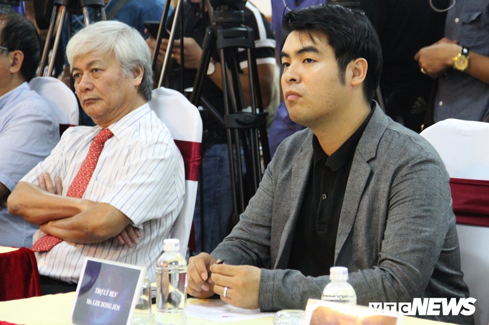 Người đại diện Lee Dong-jun của HLV Park Hang-seo (Ảnh: VTC News) Lee Dong Jun