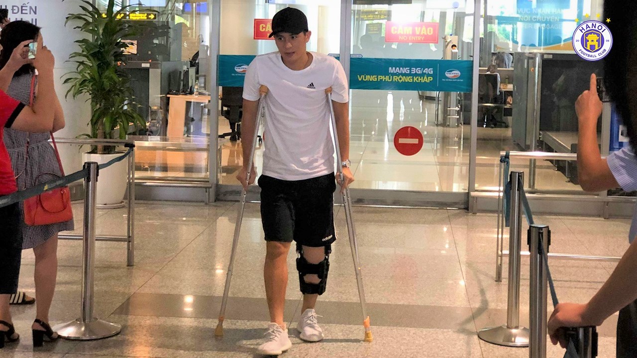 Đình Trọng trở về Việt Nam sau ca phẫu thuật thành công ở Singapore Đình Trọng