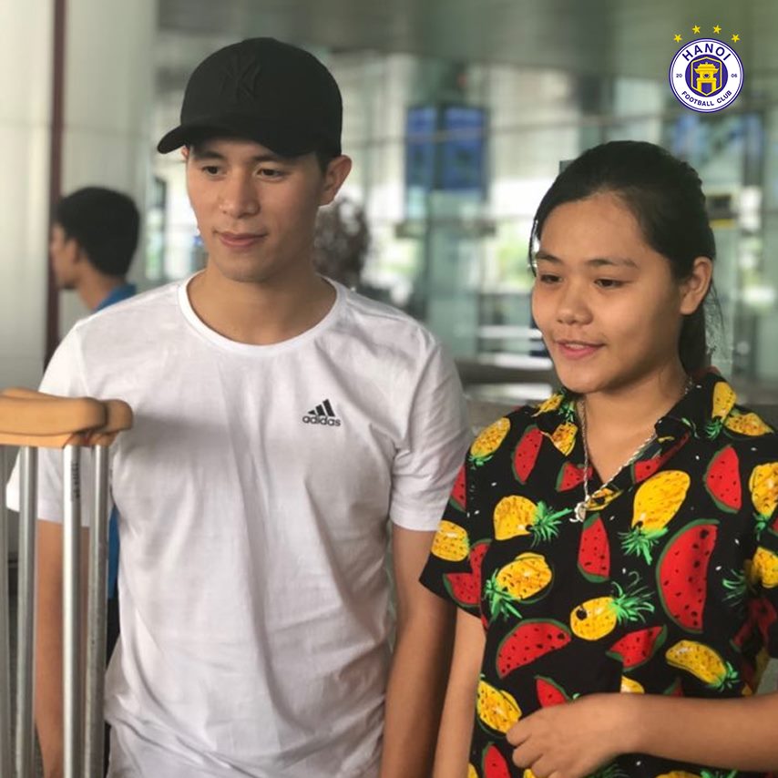 Anh vui vẻ chụp ảnh với người hâm mộ Đình Trọng