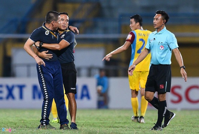 HLV Chu Đình Nghiêm bị cấm chỉ đạo 2 trận do những phản ứng với trọng tai ở vòng 15 V-League Chu Đình Nghiêm