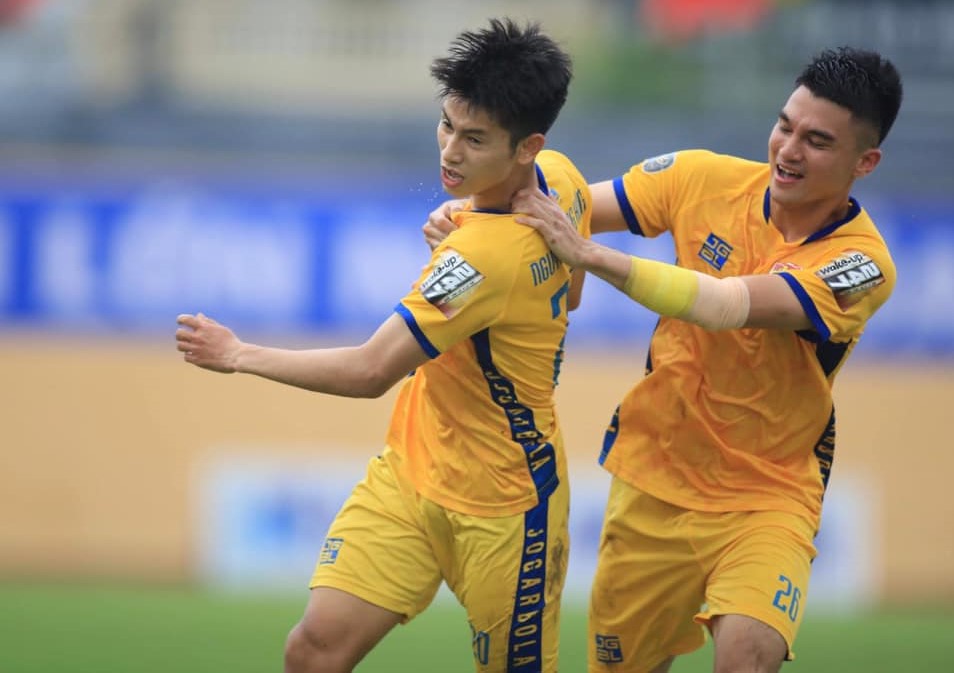 Trọng Hùng (trái) sẽ không thể thi đấu ở vòng 16 V-League do đã nhận đủ 3 thẻ vàng Trọng Hùng