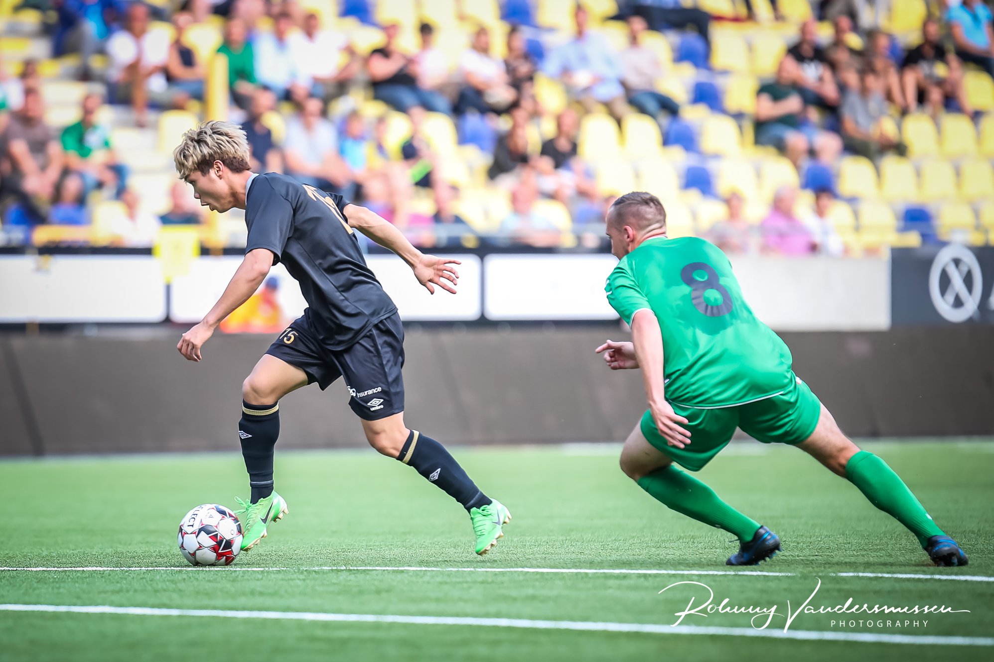Công Phượng đã có lần ra sân đầu tiên trong màu áo Sint-Truiden (Ảnh: STVV) Công Phượng
