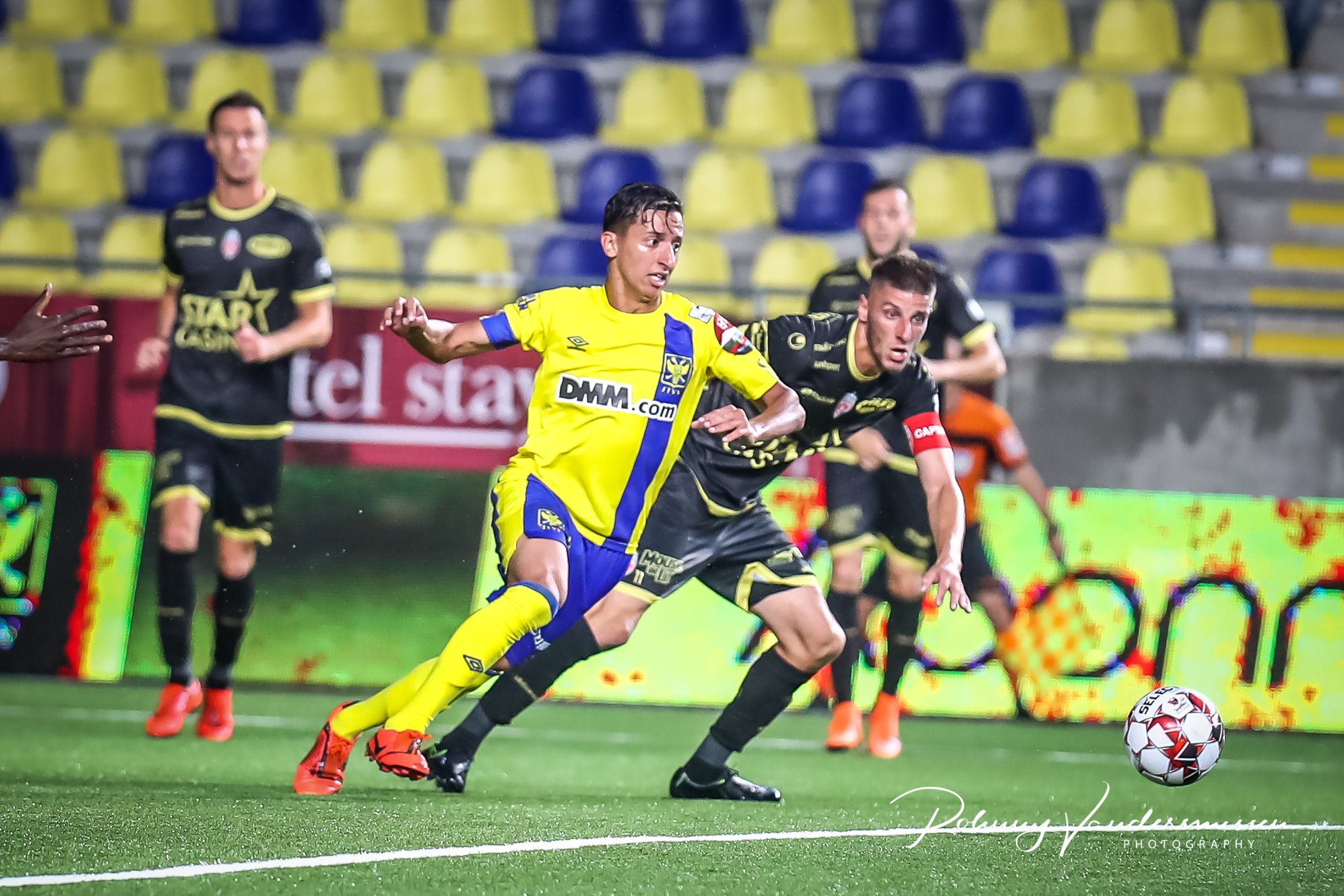 Sint-Truiden đã gặp rất nhiều khó khăn trước Mouscron Sint Truidense