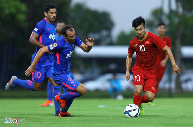 Maritn Lo ra sân ngay từ đầu trong trận đấu giữa U22 Việt Nam và Kitchee (Ảnh: Zing) U22