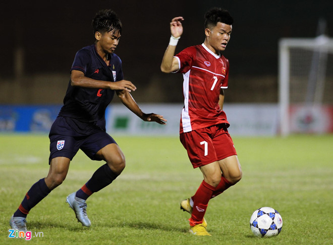 Cầu thủ Trần Mạnh Quỳnh (phải) trong màu áo U19 Việt Nam. Ảnh: Zing U19 Việt Nam