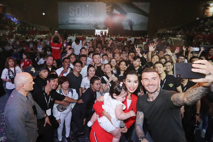 Beckham chụp ảnh cùng NHM Việt Nam