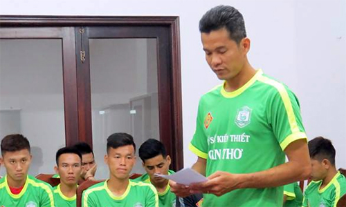 Văn Quân đọc tường trình trước toàn đội (Ảnh: Hoàng Quyên)
