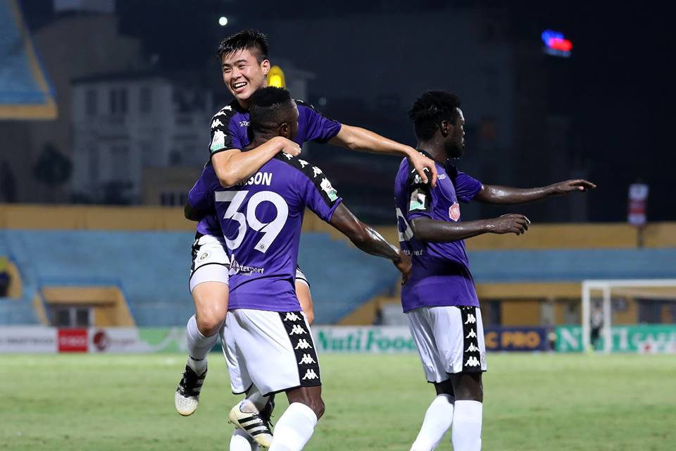 Duy Mạnh và các đồng đội đang căng mình thi đấu
