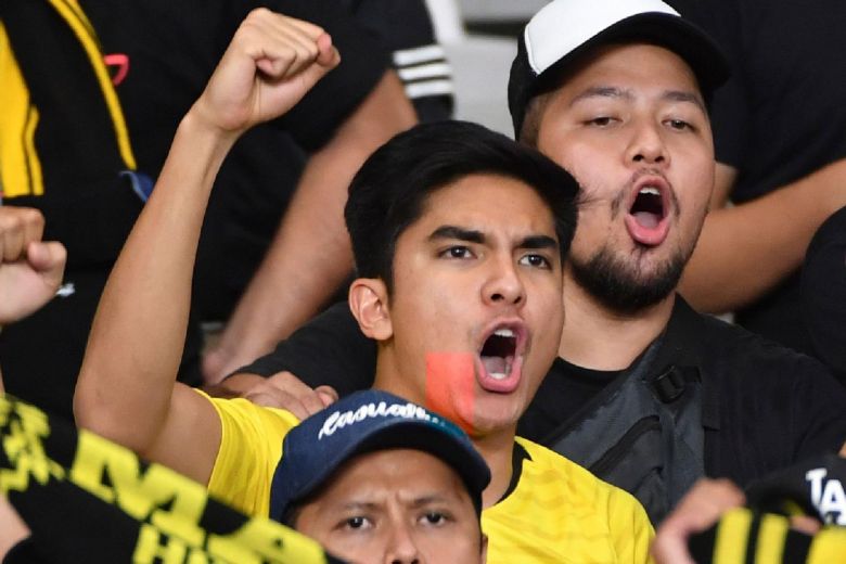 Bộ trưởng Syed Saddiq rất gần gũi với các CĐV nhà