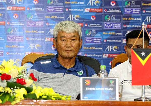 HLV trưởng U16 Đông Timor trong buổi họp báo