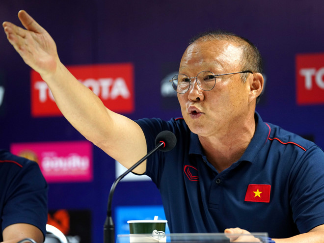Ông nhiều lần phải lên tiếng về vấn đề sử dụng ngoại binh tại V-League