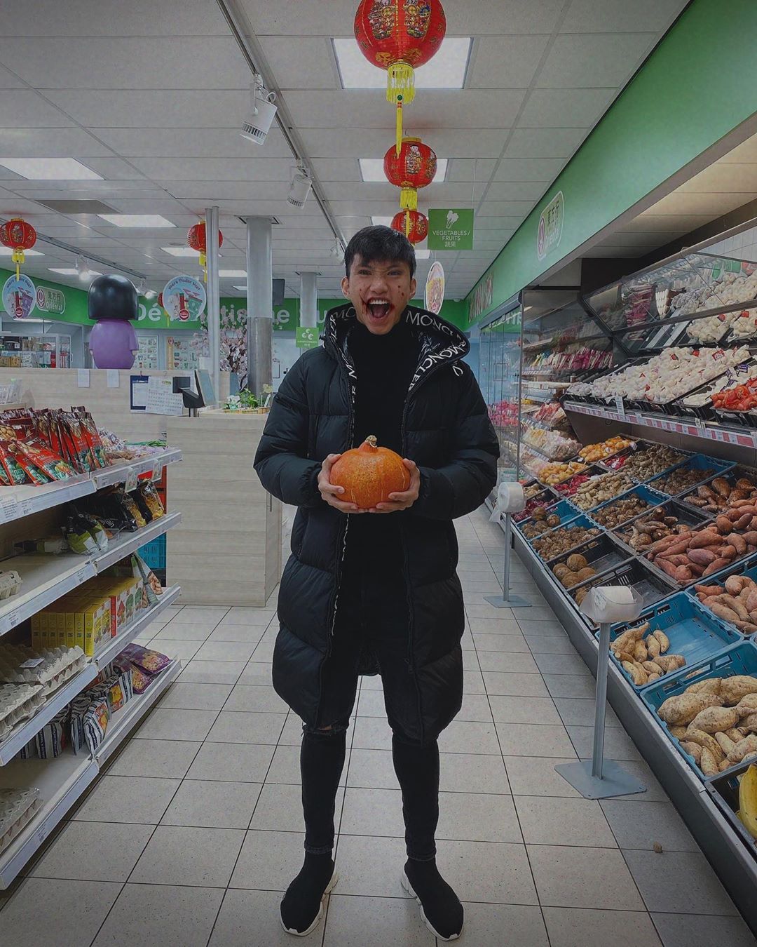 Văn Hậu đi mua đồ trong ngày lễ Halloween