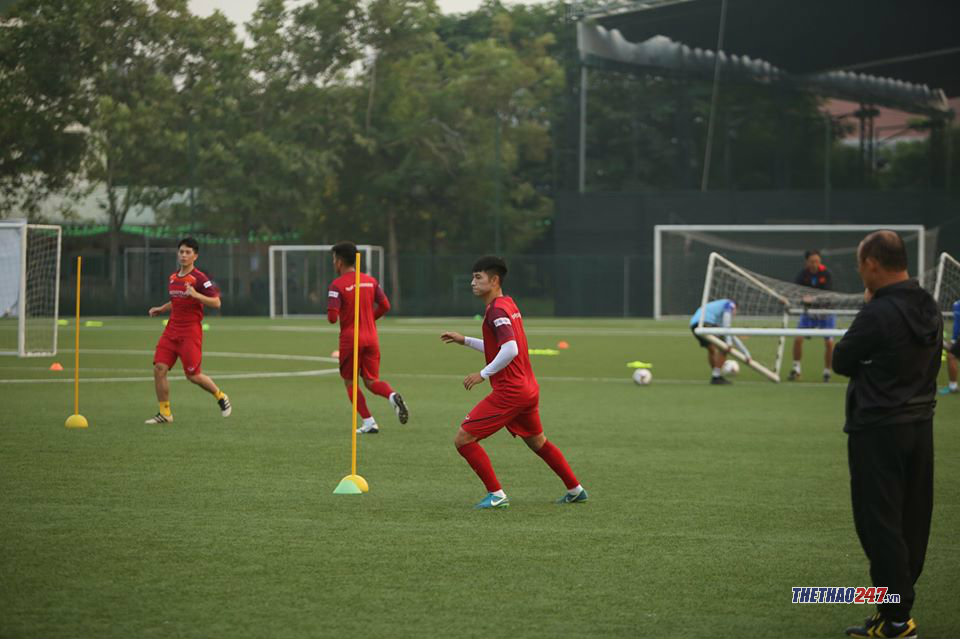 HLV Park quan sát Đình Trọng tập luyện ở phía xa (Ảnh: Văn Hải)