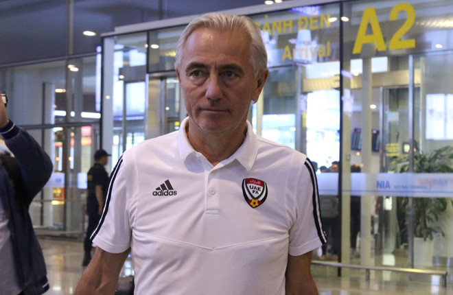 HLV Bert van Marwijk tại sân bay Nội Bài (Ảnh: Thanh Niên)