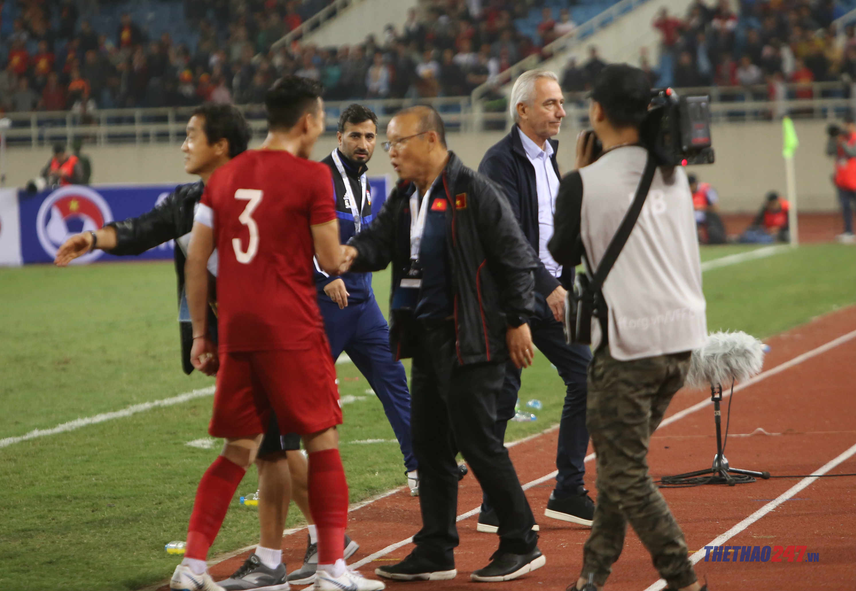 HLV Van Marwijk và Park Hang Seo không bắt tay nhau (Ảnh: Văn Hải)