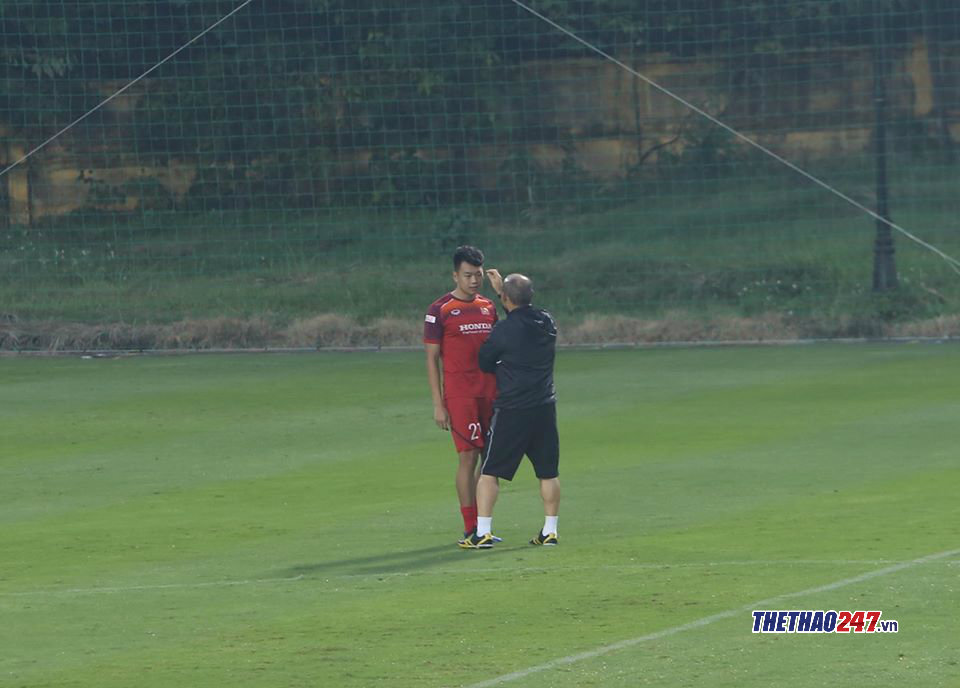 HLV Park ân cần hỏi thăm khi Thành Chung rách mí mắt (Ảnh: Văn Hải)