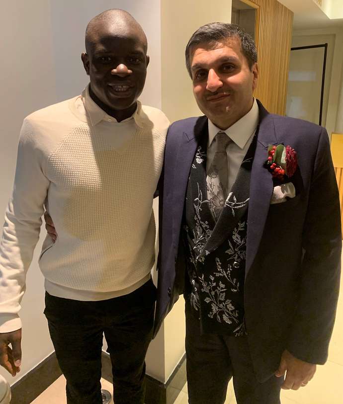 Kante và ông Khalid. Ảnh: Twitter Kante, N'Golo Kante, Chelsea, tin Chelsea, tin tức Chelsea, tin Ngoại hạng Anh, Ngoại hạng Anh