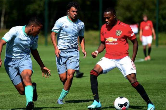 Deji Sonata có tốc độ tốt nhất MU. Ảnh: Daily Solskjaer, Deji Sonata, MU, Man Utd, Manchester United, tin MU, tin Man Utd, tin tức MU, tin Ngoại hạng Anh, Ngoại hạng Anh