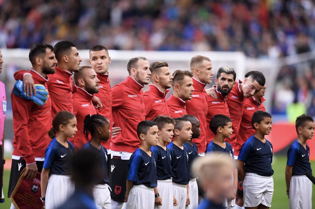 Cầu thủ Albania phản ứng khi Pháp phát nhầm quốc ca. Ảnh: beIN Sports Pháp vs Albania, Pháp Albania, kết quả Pháp, kết quả Pháp Albania, kết quả Pháp vs Albania, vòng loại EURO 2020, EURO 2020, kết quả vòng loại EURO 2020, kết quả EURO 2020,