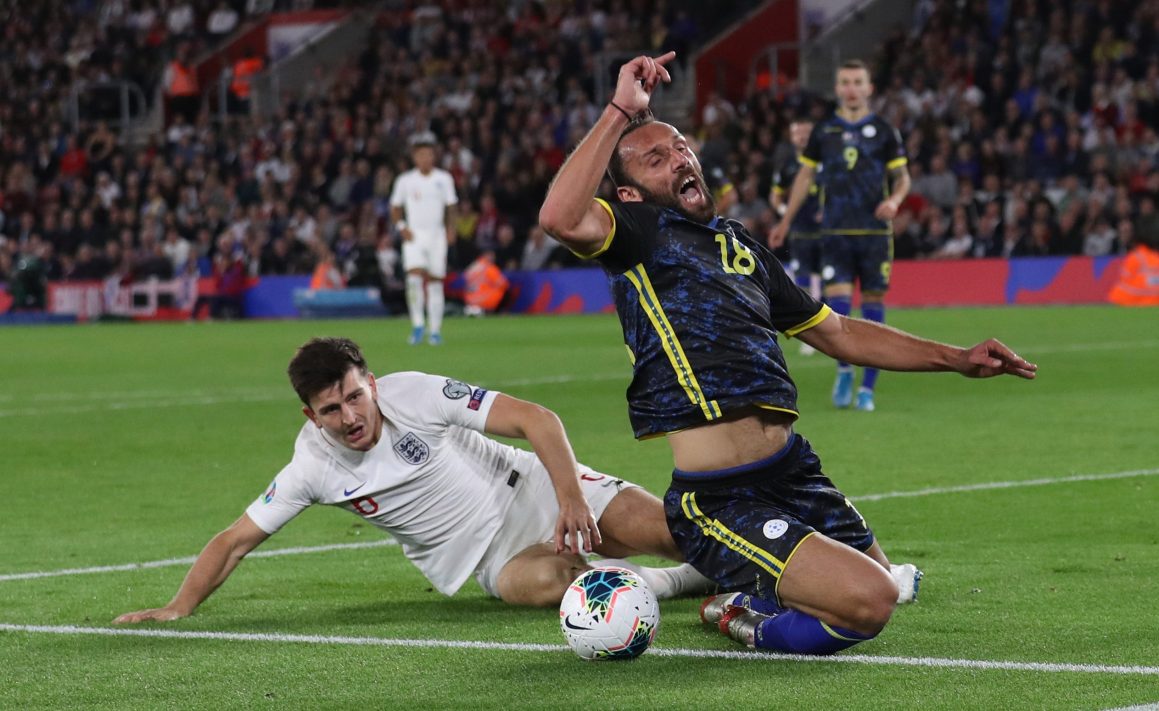 Maguire khiến tuyển Anh phải chịu 1 quả penalty. Ảnh: The Sun MU, Man Utd, Manchester United, tin MU, tin Man Utd, tin tức MU, MU vs, tin Ngoại hạng Anh, Ngoại hạng Anh, tin bong da, tin bong da mu,