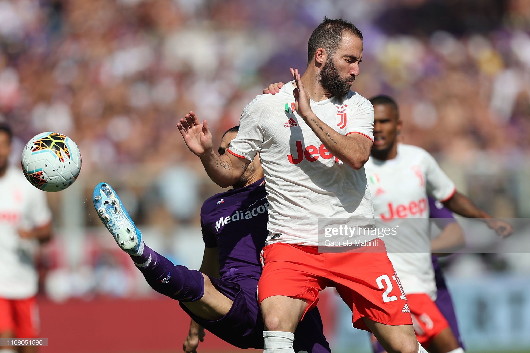Higuain để bóng chạm tay. Ảnh: Getty Trực tiếp Fiorentina vs Juventus, Trực tiếp Serie A, Fiorentina vs Juventus, Juventus vs Fiorentina, Juventus, Fiorentina, Juve, link xem Fiorentina vs Juventus