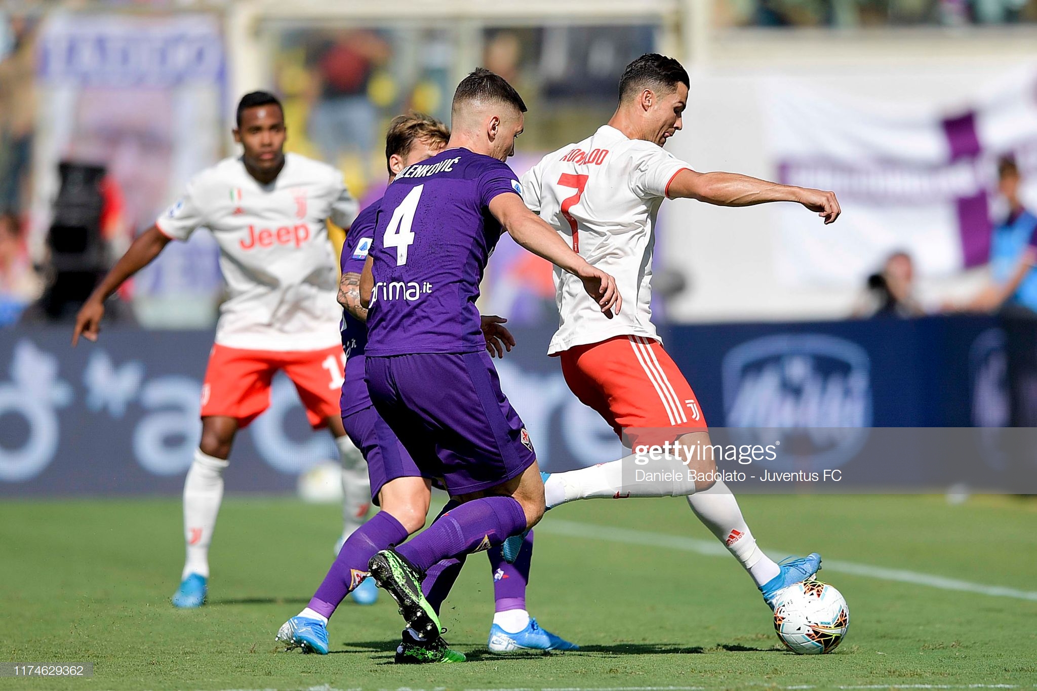 Ronaldo được chăm sóc kỹ càng. Ảnh: Getty Kết quả Fiorentina vs Juventus, Kết quả Serie A, Fiorentina vs Juventus, Juventus vs Fiorentina, Juventus, Fiorentina, Juve, link xem Fiorentina vs Juventus