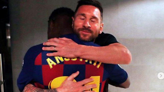 Messi ôm lấy Fati. Ảnh: Instagram Messi, Lionel Messi, Barca, Barcelona, La Liga, Barca vs, tin Barca, Fati, Ansu Fati, Barca Dortmund, Barca vs Dortmund, Barcelona vs Dortmund, Dortmund, Cup C1, Champions League