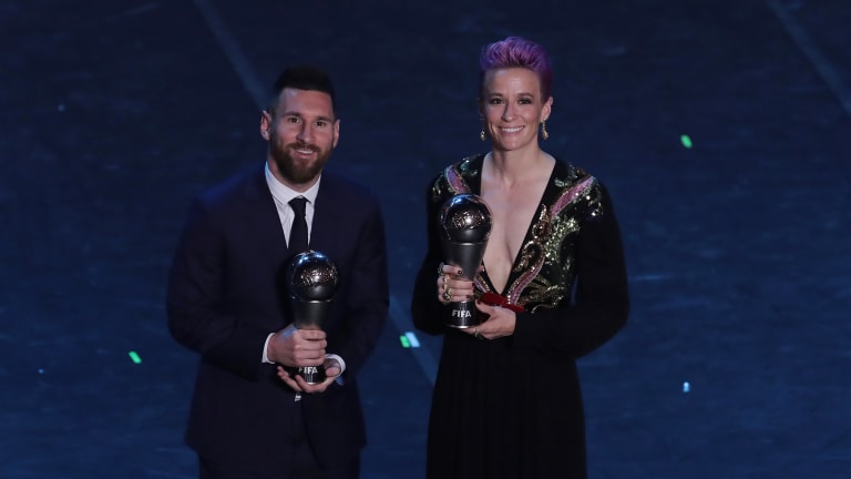 Rapinoe và Messi thắng giải. Ảnh: FIFA the best, fifa the best, kết quả fifa the best, cầu thủ xuất sắc nhất năm, giải the best, van dijk, virgil van dijk, rapinoe, messi, ronaldo
