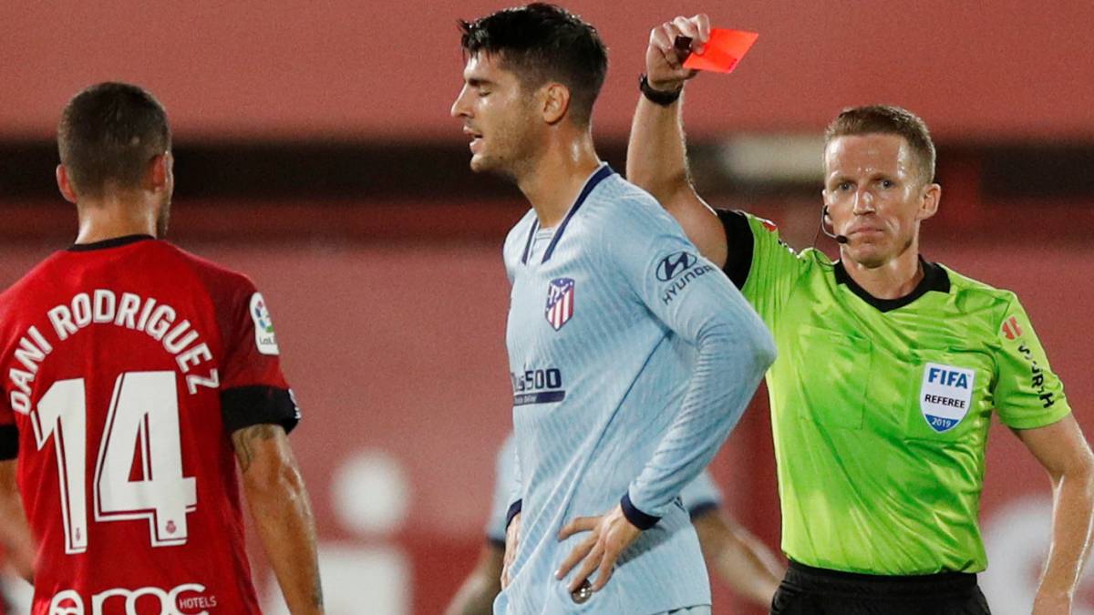 Morata nhận thẻ đỏ, lỡ Derby Madrid. Ảnh: Reuters morata, alvaro morata, morata nhận thẻ đỏ, balotelli, mario balotelli, atletico madrid, atletico, Real, Real Madrid, tin Real, tin Real Madrid, tin La Liga, La Liga, atletico vs real, atletico madrid vs real madrid, inter milan,