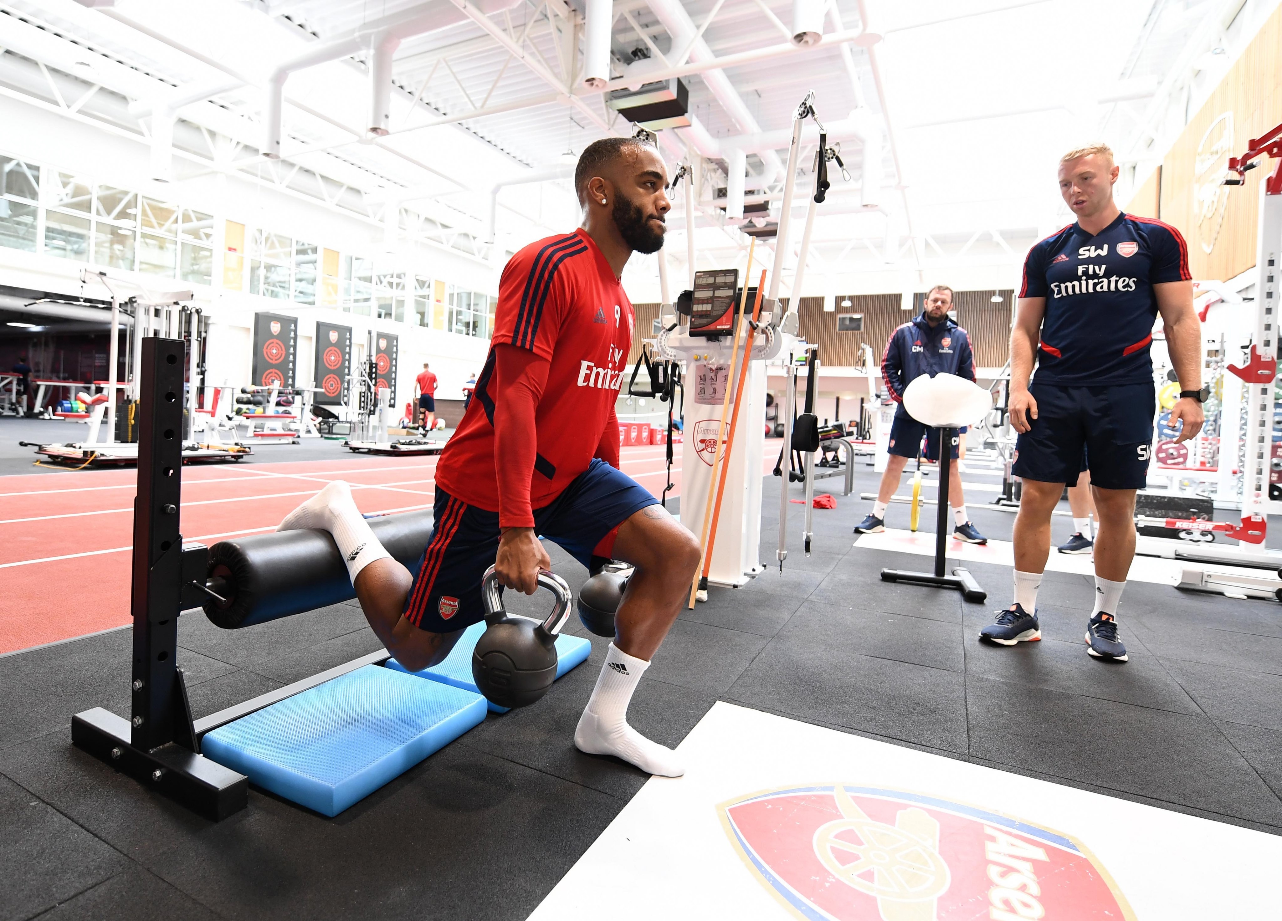 Lacazette trong phòng gym. Ảnh: Twitter Trực tiếp MU vs Arsenal, MU vs Arsenal, trực tiếp ngoại hạng anh, MU, Man Utd, Arsenal