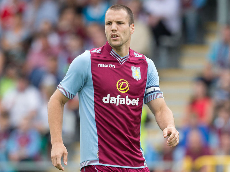 Vlaar không ít lần đối đầu MU. Ảnh: Getty mu vs az alkmaar, mu, az alkmaar, europa league, ron vlaar, vlaar, man utd, man united