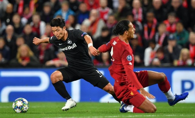 Hwang Hee-chan vượt qua Van Dijk. Ảnh: Getty Hàn Quốc vs Sri Lanka, Hàn Quốc, Sri Lanka, đội quyển hàn quốc, đt hàn quốc, vòng loại world cup 2022, world cup 2022, hwang hee-chan, van dijk, hwang ui-jo, son heung-min