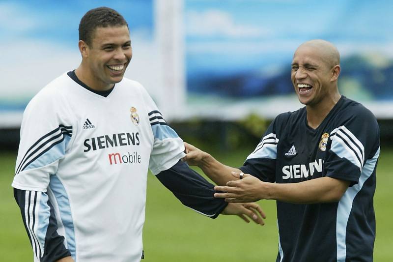 Ronaldo và Roberto Carlos cầm đầu nhóm quyền lực tại Real Madrid. Ảnh: Bleacher real madrid, ronaldo, roberto carlos, real