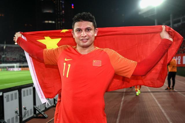 Elkeson khoác quốc kỳ Trung Quốc. Ảnh: Tân Hoa Xã elkeson, vòng loại world cup 2022, trung quốc, guam, trung quốc vs guam, cầu thủ nhập tịch