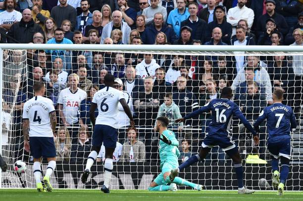 Pha mở tỷ số của Watford. Ảnh: Getty Kết quả Tottenham vs Watford, Tottenham vs Watford, Tottenham, Watford, ngoại hạng anh, trực tiếp ngoại hạng anh