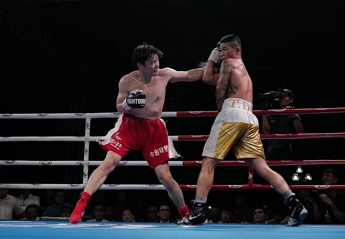 Lee Gyu Hyun chiếm lợi thế ban đầu. Ảnh: Internet võ, võ thuật, Trương Đình Hoàng, Victory 8, boxing, Legend of Hoan Kiem, huyền thoại hoàn kiếm, WBA Đông Á, SEA Games 30