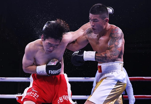 Võ sĩ Việt Nam chiến thắng thuyết phục. Ảnh: Internet võ, võ thuật, Trương Đình Hoàng, Victory 8, boxing, Legend of Hoan Kiem, huyền thoại hoàn kiếm, WBA Đông Á, SEA Games 30