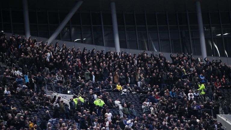CĐV Sao Đỏ Balgrade đột nhập sân Tottenham. Ảnh: Sky tottenham vs Crvena Zvezda, tottenham vs Sao Đỏ Belgrade, tottenham, Sao Đỏ Belgrade, Crvena Zvezda, cup c1, champions league