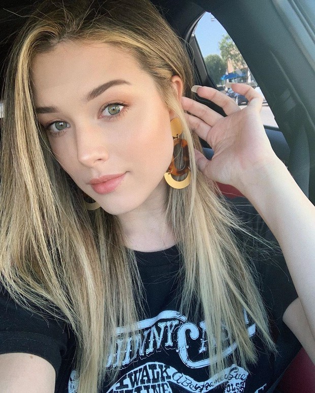 Tấm ảnh đủ vải hiếm hoi của Lauren Summer. Ảnh: Twitter Julia Rose, Lauren Summer, người mẫu, người mẫu khoe ngực, khoe ngực ở svđ, khoe ngực ở sân vận đông, người mẫu nóng bỏng