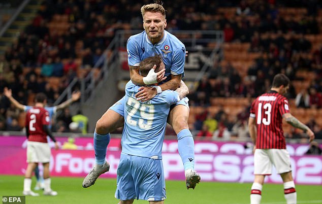 Immobile xé lưới Milan, mở tỷ số cho Lazio. Ảnh: EPA Kết quả AC Milan vs Lazio, AC Milan vs Lazio, AC Milan, Lazio, Serie A, kết quả serie a