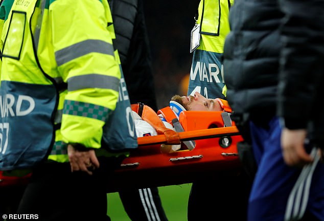 Bajric rời sân, mắt mở nhưng không còn nhận thức. Ảnh: Reuters son heung-min, andre gomes, raul jimenez, wolves, europa league