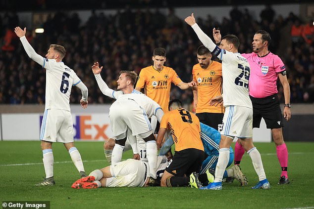 Trận đấu tạm dừng 11 phút vì pha va chạm. Ảnh: Getty son heung-min, andre gomes, raul jimenez, wolves, europa league