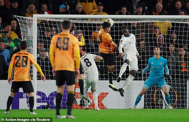 Jimenez ghi bàn cho Wolves. Ảnh: Reuters son heung-min, andre gomes, raul jimenez, wolves, europa league