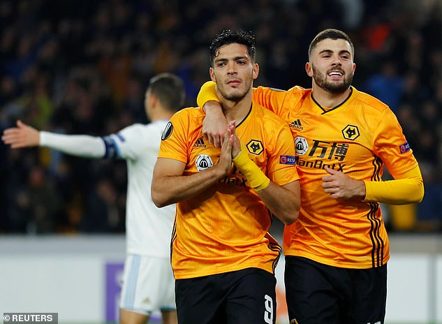 Jimenez tỏ ý xin lỗi giống Son. Ảnh: Reuters son heung-min, andre gomes, raul jimenez, wolves, europa league
