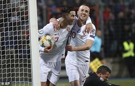 Ronaldo ghi bàn thắng thứ 99 cho Bồ Đào Nha. Ảnh: AP Kết quả Luxembourg vs Bồ Đào Nha, Luxembourg vs Bồ Đào Nha, Luxembourg, Bồ Đào Nha, Vòng loại EURO 2020