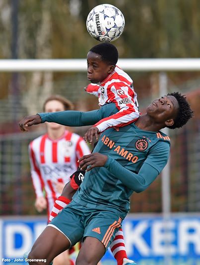 Easmon cao nhưng vẫn thua không chiến. Ảnh: Twitter david easmon, ajax, u15 ajax, người khổng lồ, cầu thủ trẻ, sparta rotterdam