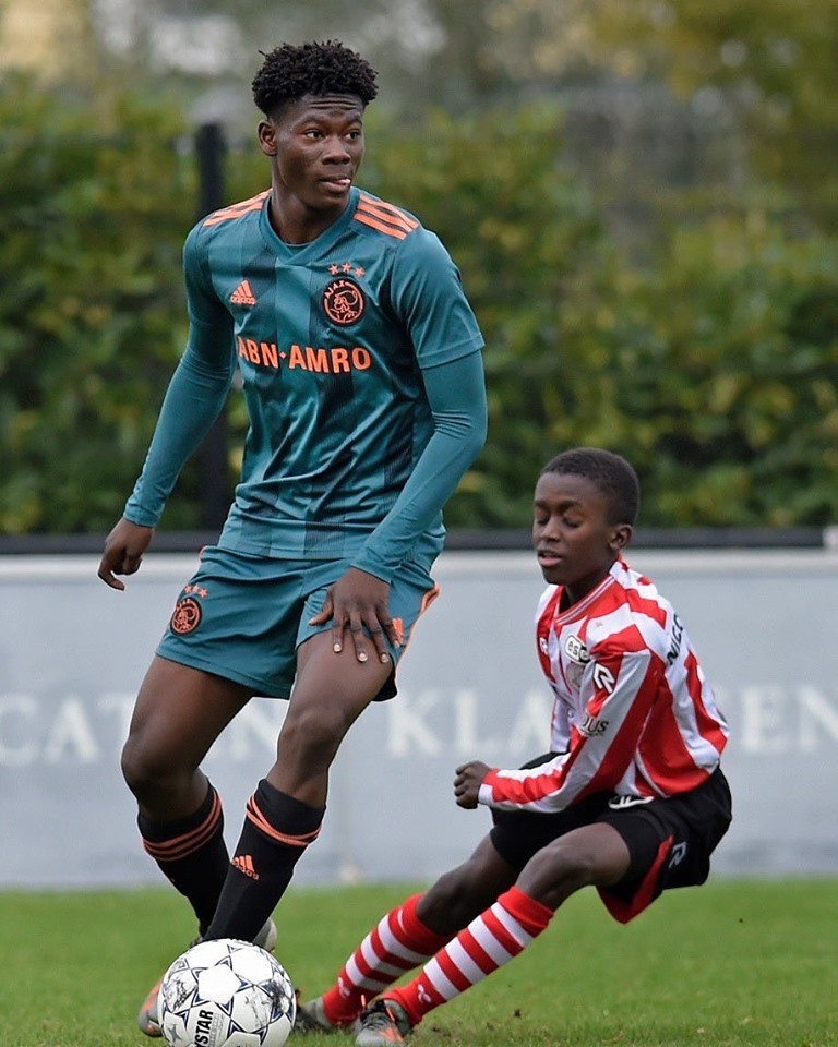 David Easmon cao gấp đôi đối thủ. Ảnh: Twitter david easmon, ajax, u15 ajax, người khổng lồ, cầu thủ trẻ, sparta rotterdam