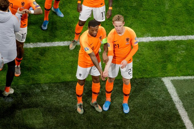 Wijnaldum và De Jong ăn mừng đầy ý nghĩa. Ảnh: Twitter wijnaldum, frenkie de jong, liverpool, barcelona, hà lan, vòng loại euro 2020